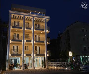 Julius Hotel Golem