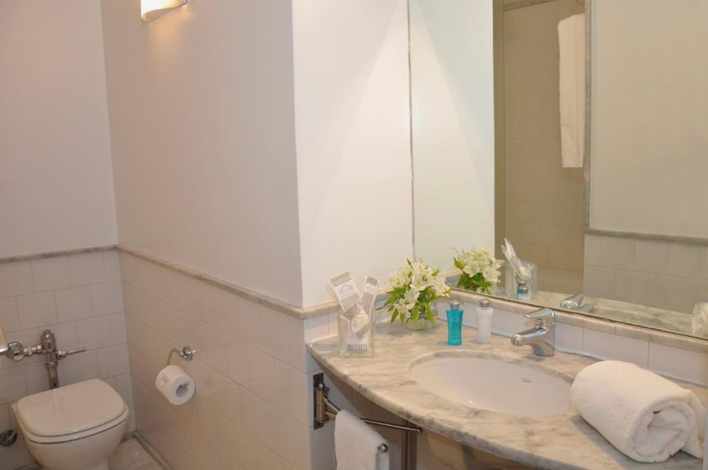 Broadway Hotel & Suites
