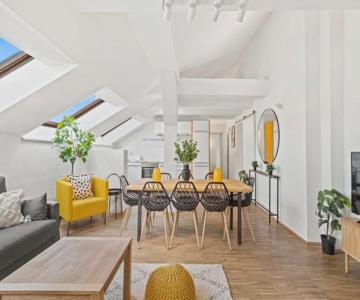 Spacious Apartment Next To Shopping Mall