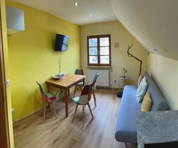 Neu Renoviertes 2zi Appartment Im Dg