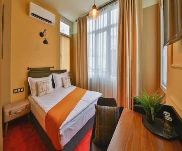 Just Rooms & Wine