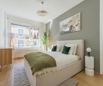 Stylish Lakeside Home 3