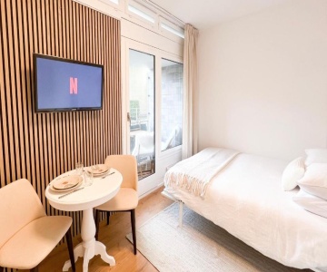 Bright Tiny Studio - Shared Pool & Sauna - Free Parking - Air Condition