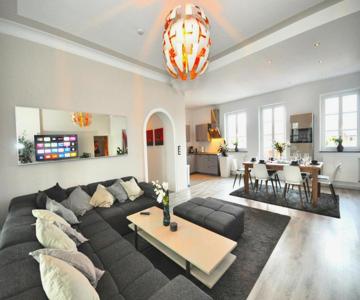 Zentral, Am Park Mit Parkplatz