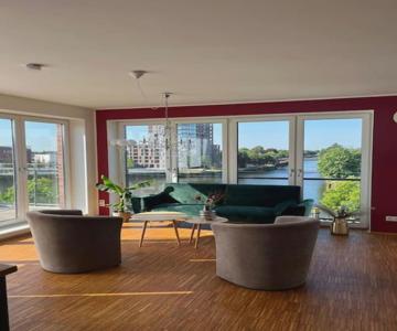 Penthouse-wohnung Mit Flussblick