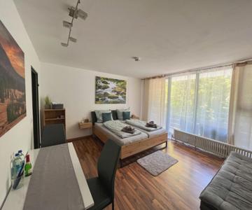 Helle FeWo am Waldrand - mit Balkon, Pool, Sauna & Freizeitgelände