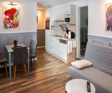 H&h Apartments Im Herzen Der Stadt Geräumig Ruhig Zentral Mit Küche Und Esstisch