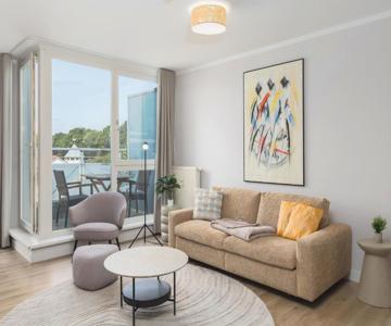 Windflüchter An Der Seebrücke