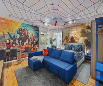 Edler Wohnraum Disney Marvel Studio Mit Balkon, Boxspringbett, Kaffeevollautomat, Lift & Parkplatz