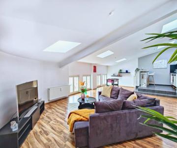 Großes Modernes Loft Mit Tischkicker, Billiard Und Heimkino In Uni Und Klinik Nähe