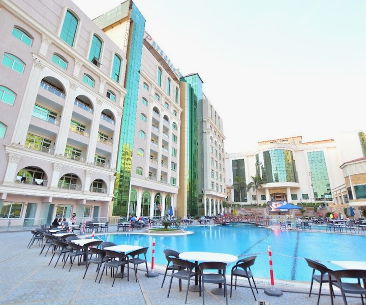 Chain Luxe Paradise Hotel