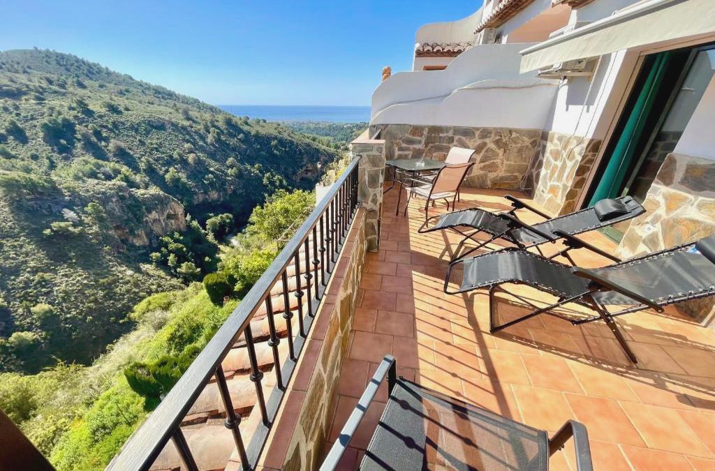 Apartamentos Axarquia , Frigiliana, Terraza Privada Con Vistas A La Montaña Rio Y Al Mar