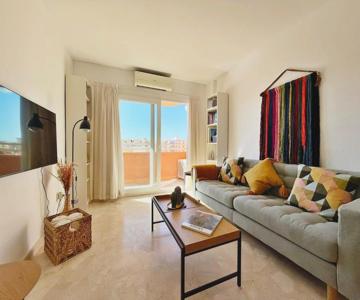 Sunny & Modern Beach Apartment