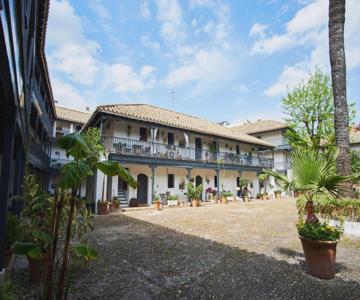Conde Central Courtyard By Valcambre