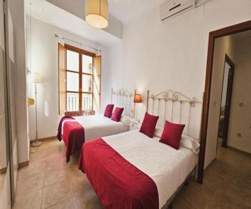 Aloreña Con Balcones Al Real