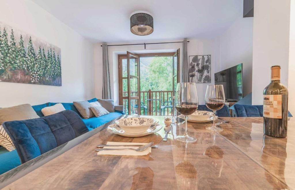 LOIRA CASA SANCHINES: Cálido dúplex en Benasque