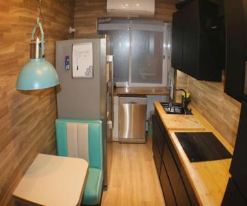 Cómodo Piso Con Cocina, Salón Y Balcón