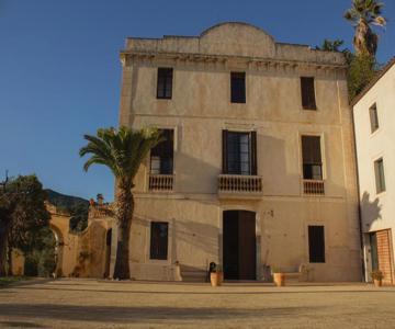 Can Rovira - Stunning Neoclassical Mansion, Just 20 Min Drive From Barcelona City Center, Ideal For 