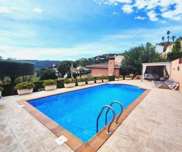 Preciosa Villa Con Piscina