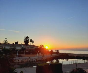Cosy House With Garden Infront Of The Sea