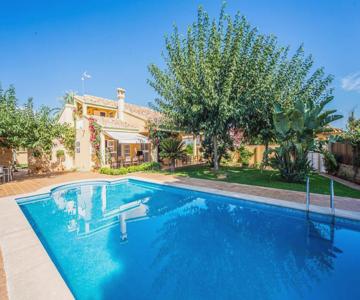 Agradable Villa Junto Al Mar Con Piscina