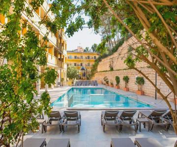 Flor Los Almendros Apartments