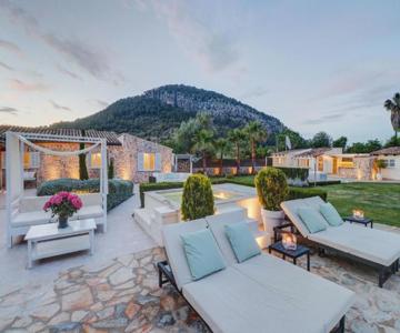 Villa Auf Dem Land Mit Mehreren Pools Auf Weitläufigem Grundstück Mit Herrlicher Aussicht Auf Die Be