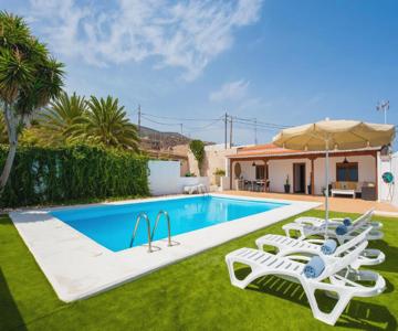 Private House With Pool & Garden