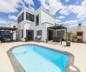 Villa Playa Blanca - Heated Pool, Aircon