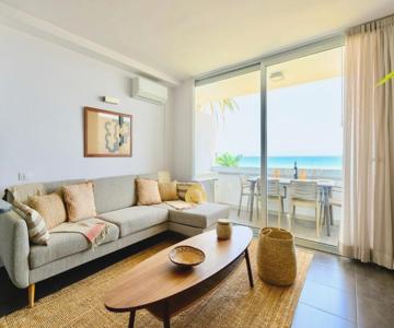 Charming 2 Bedroom Retreat With Beachfront Views