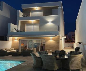 Modern New Pool Villa