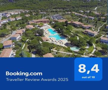 Duplex, piscines, animations près via Ardèche, centre équestre