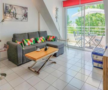 Gorgeous Apartment In Damgan With Wifi