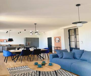 Au Pied De La Cathédrale De Bourges