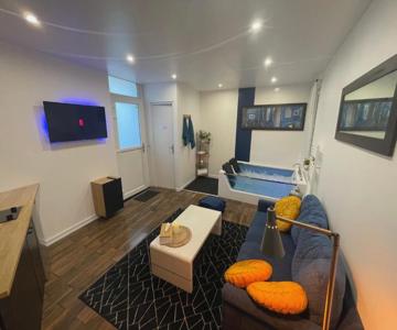 La Bulle Bleue Jacuzzi