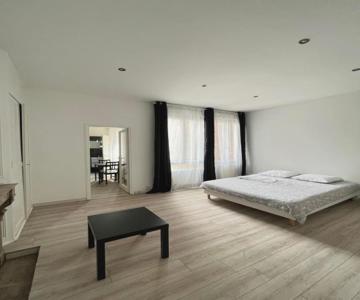 Peacefull, Face à La Cathédrale