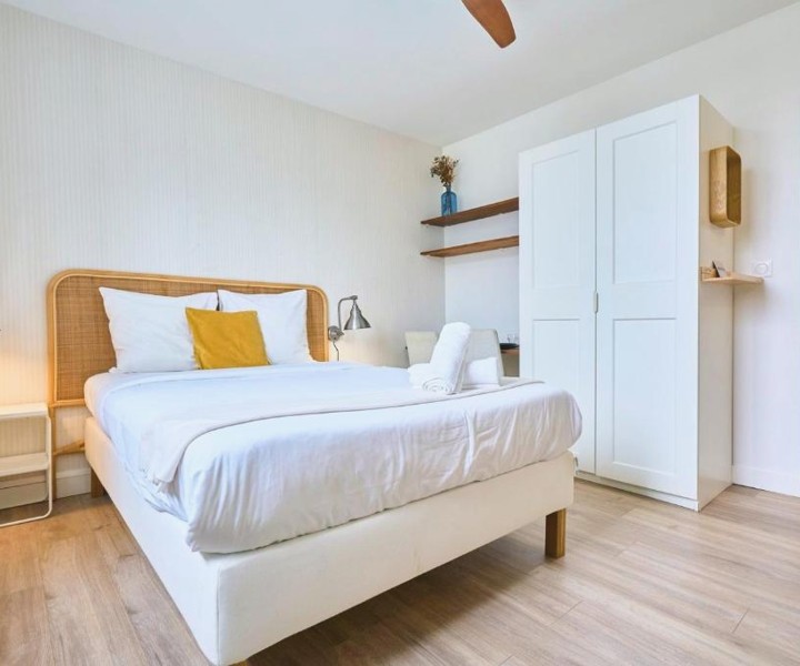 Equipped studio - near train stations