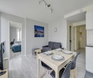 Chic And Spacious Apart With Parking