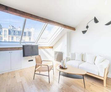 Bright Apartment In 10th