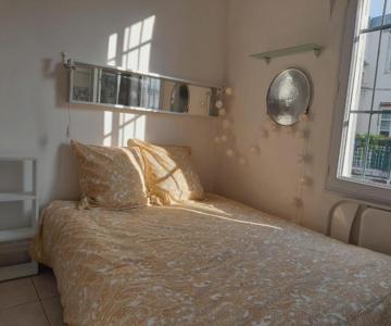 Studette équipée Près Tour Eiffel -ecole Militaire