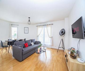 Cosy & Spacieux, Paris 10 Min + Parking Privé.