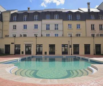 Disneyland Deluxe Flat, Outside Pool, Climatisation, 1 Min To Disney Parks