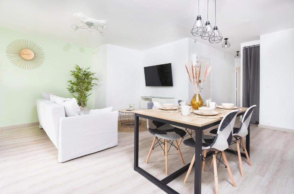 Lecosymelunais : Parking Gratuit + Balcon Aménagé