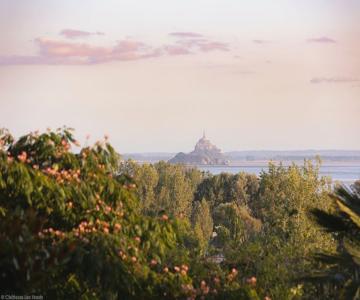 Chateau Les Hauts face Mont Saint Michel