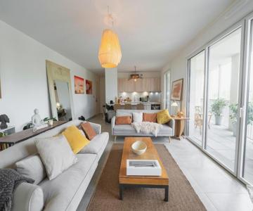 Spacious Bright Contemporary Apartment