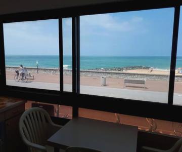 FACE à LA PLAGE CENTRALE POUR CET AGREABLE T2