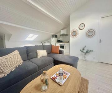 Les Bancs, Central Et Calme