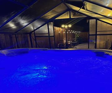 Love Room, Jacuzzi & Cinema House