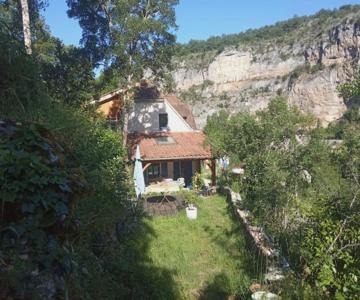 Maisonnette Dans Un écrin De Pierre Et De Verdure