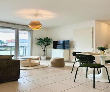 Lescale Des Artistes - Métro - Tramway - Aéroport